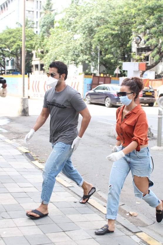 गर्लफ्रेंड पत्रलेखा संग निकले राजकुमार राव, अक्षय भी ऑफ‍िस के बाहर आए नजर