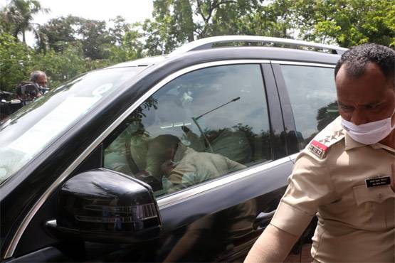 बेटे सुशांत के उसी अपार्टमेंट में पहुंचे पिता, जहां एक्टर ने लगाई थी फांसी