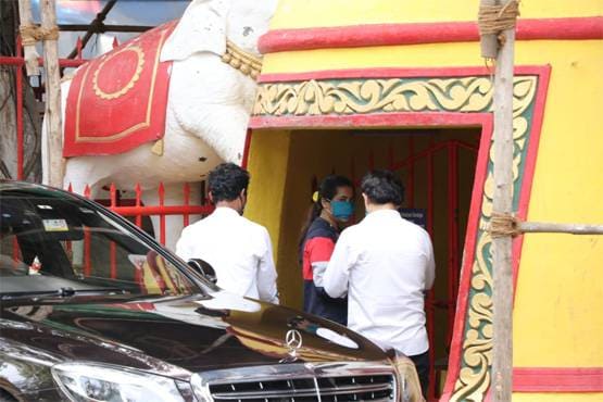 अनलॉक के बीच भगवान का आशीर्वाद लेने मंदिर पहुंची एकता कपूर, Photos