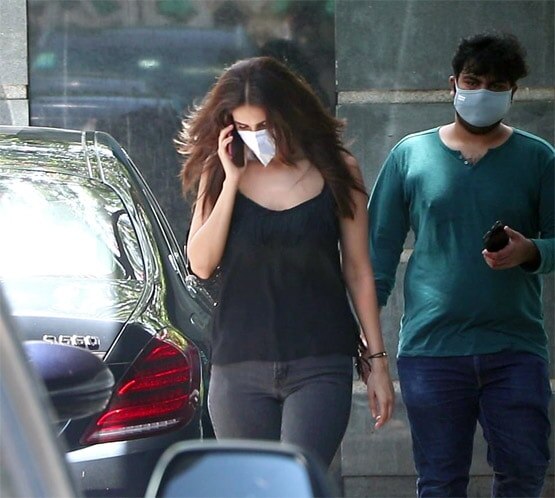 गर्लफ्रेंड पत्रलेखा संग निकले राजकुमार राव, अक्षय भी ऑफ‍िस के बाहर आए नजर