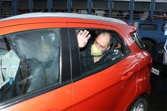 सुशांत को अलविदा कहने पहुंचीं श्रद्धा कपूर-कृति सेनन, परिवार भी शामिल