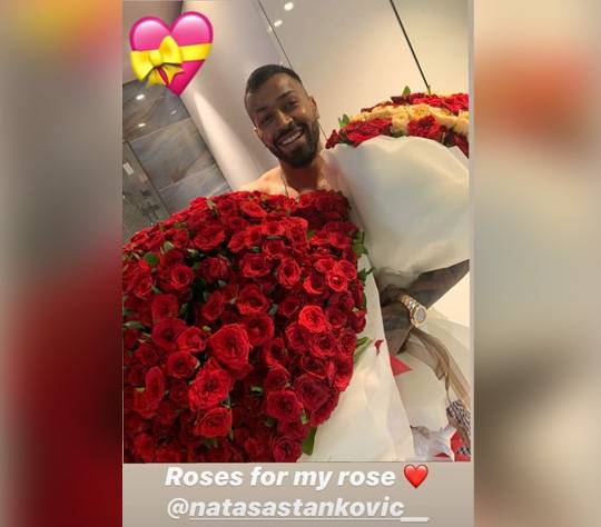 प्रेग्नेंट नताशा को हार्दिक ने दिए ढेरों गुलाब, एक्ट्रेस ने शेयर की फोटो