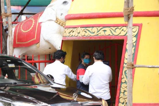 अनलॉक के बीच भगवान का आशीर्वाद लेने मंदिर पहुंची एकता कपूर, Photos