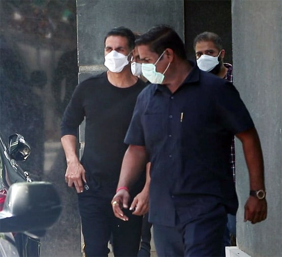 गर्लफ्रेंड पत्रलेखा संग निकले राजकुमार राव, अक्षय भी ऑफ‍िस के बाहर आए नजर