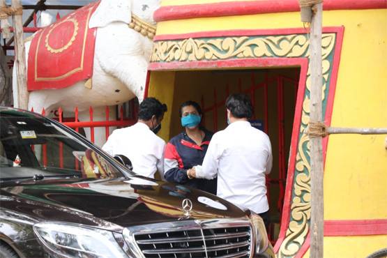 अनलॉक के बीच भगवान का आशीर्वाद लेने मंदिर पहुंची एकता कपूर, Photos