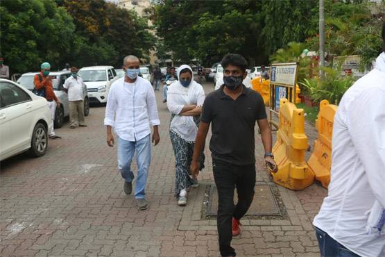 बेटे सुशांत के उसी अपार्टमेंट में पहुंचे पिता, जहां एक्टर ने लगाई थी फांसी