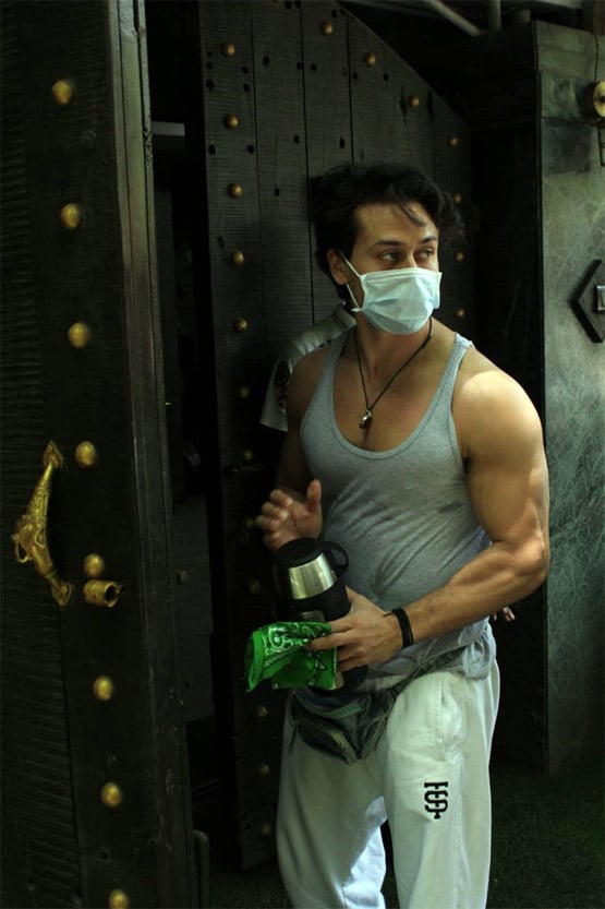 गर्लफ्रेंड पत्रलेखा संग निकले राजकुमार राव, अक्षय भी ऑफ‍िस के बाहर आए नजर