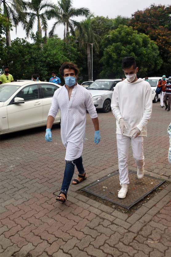 बेटे सुशांत के उसी अपार्टमेंट में पहुंचे पिता, जहां एक्टर ने लगाई थी फांसी