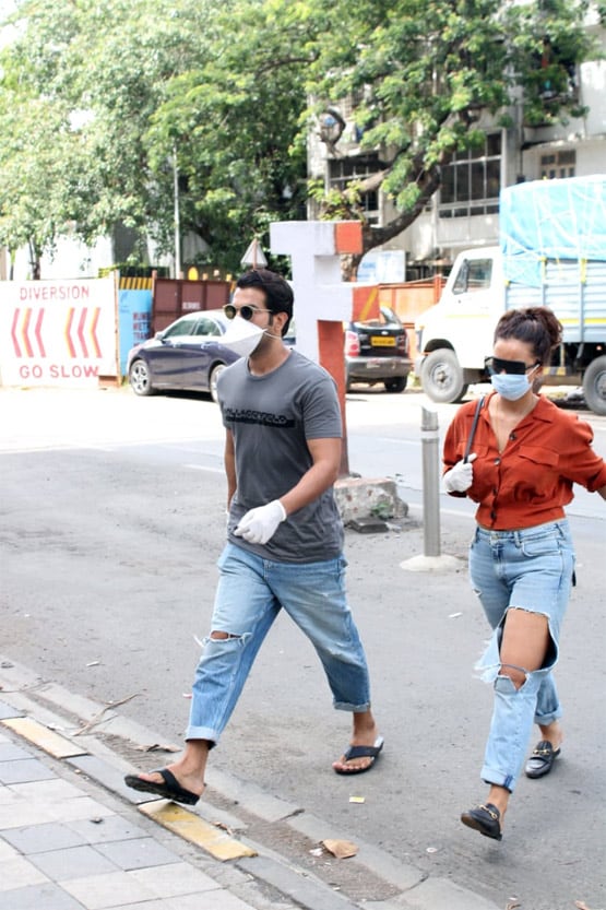 गर्लफ्रेंड पत्रलेखा संग निकले राजकुमार राव, अक्षय भी ऑफ‍िस के बाहर आए नजर