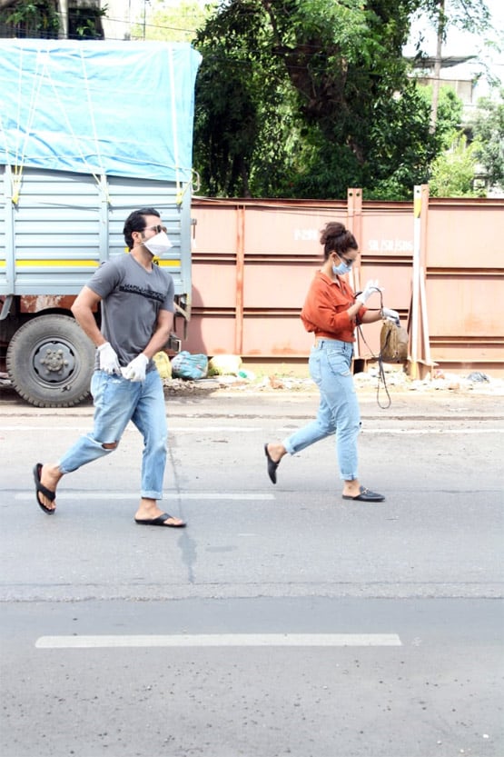 गर्लफ्रेंड पत्रलेखा संग निकले राजकुमार राव, अक्षय भी ऑफ‍िस के बाहर आए नजर