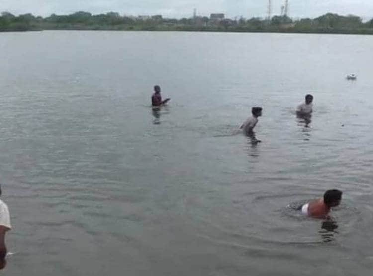 नदी में मछली पकड़ रहे बच्चों के पैर में कुछ चुभा, निकली ये बेशकीमती चीज