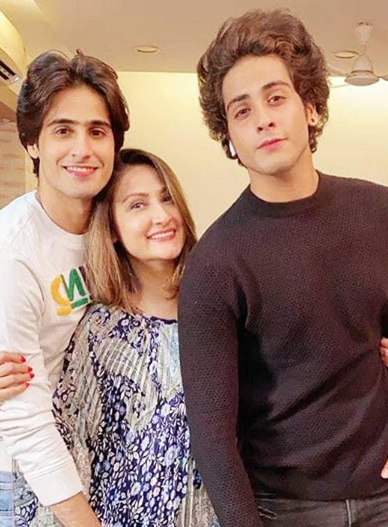 25 साल के हुए उर्वशी ढोलकिया के बेटे, 17 साल की उम्र में एक्ट्रेस बनी थी मां