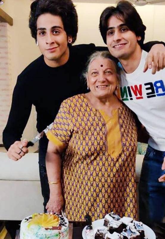 25 साल के हुए उर्वशी ढोलकिया के बेटे, 17 साल की उम्र में एक्ट्रेस बनी थी मां