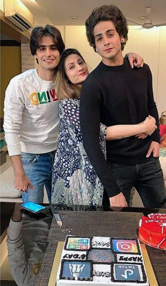 25 साल के हुए उर्वशी ढोलकिया के बेटे, 17 साल की उम्र में एक्ट्रेस बनी थी मां