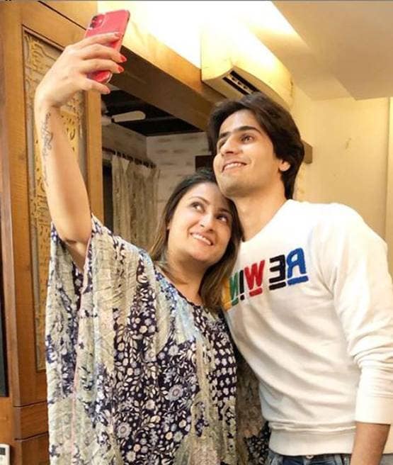 25 साल के हुए उर्वशी ढोलकिया के बेटे, 17 साल की उम्र में एक्ट्रेस बनी थी मां