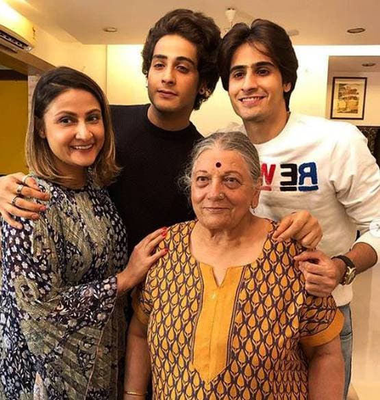 25 साल के हुए उर्वशी ढोलकिया के बेटे, 17 साल की उम्र में एक्ट्रेस बनी थी मां