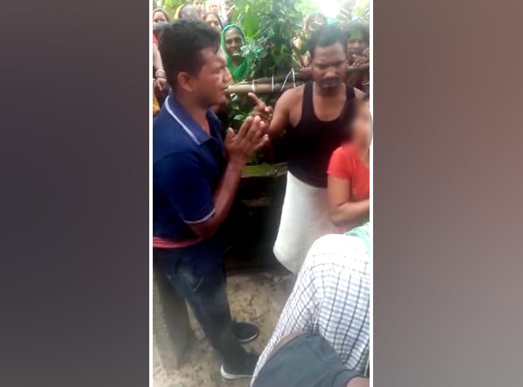 प्रेमी की पिटाई से तंग प्रेमिका ने खंभे से बांधकर झाड़ू से पीटा