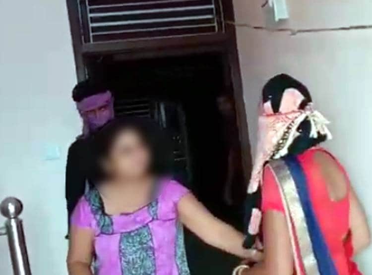 दरवाजा खोलते ही पति के साथ दिखी प्रेमिका, पत्नी ने दोनों को धुना