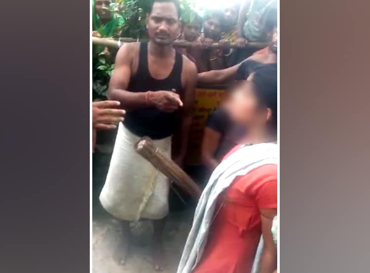 प्रेमी की पिटाई से तंग प्रेमिका ने खंभे से बांधकर झाड़ू से पीटा