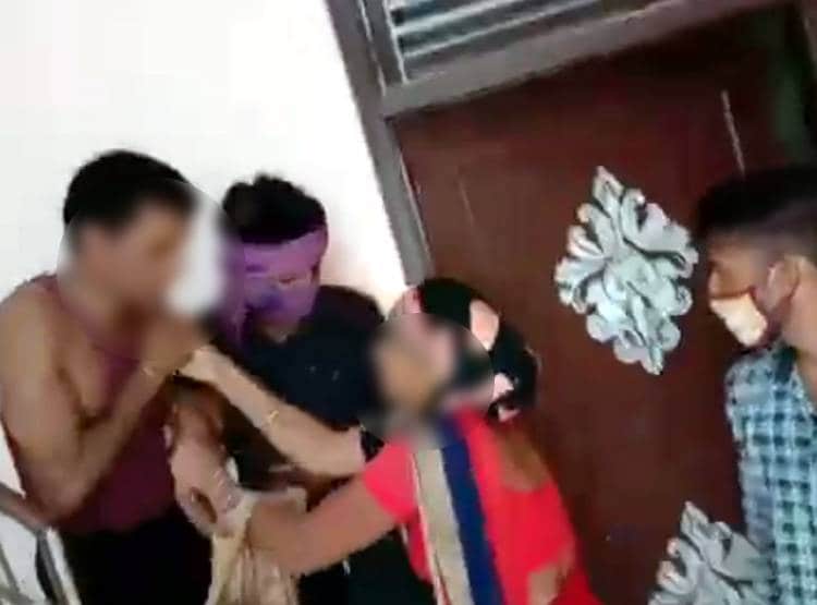 दरवाजा खोलते ही पति के साथ दिखी प्रेमिका, पत्नी ने दोनों को धुना