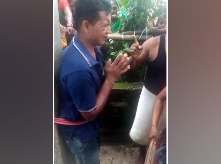 प्रेमी की पिटाई से तंग प्रेमिका ने खंभे से बांधकर झाड़ू से पीटा