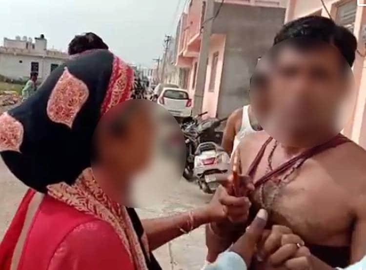 दरवाजा खोलते ही पति के साथ दिखी प्रेमिका, पत्नी ने दोनों को धुना