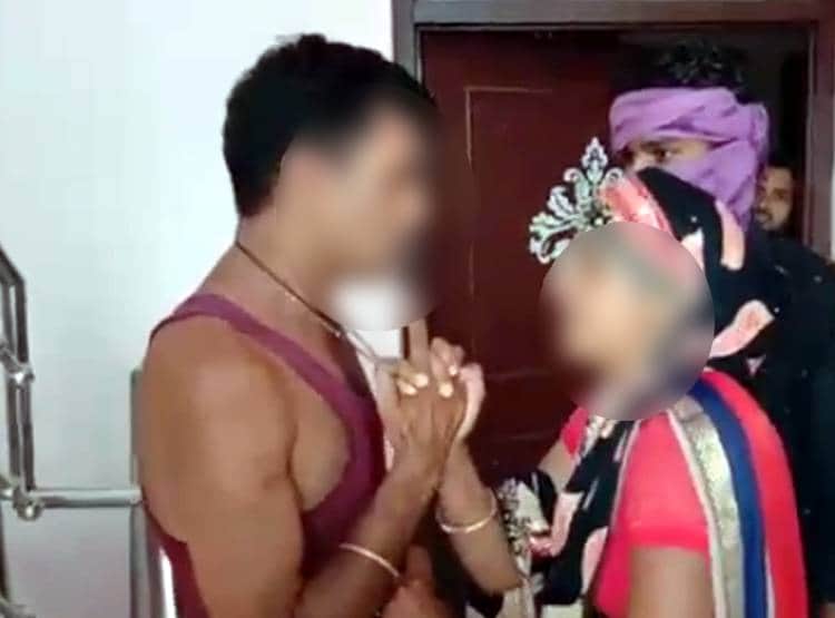 दरवाजा खोलते ही पति के साथ दिखी प्रेमिका, पत्नी ने दोनों को धुना