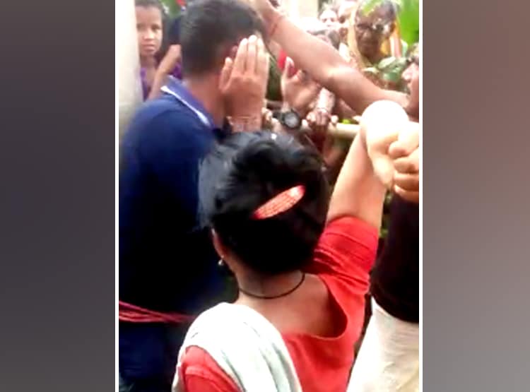 प्रेमी की पिटाई से तंग प्रेमिका ने खंभे से बांधकर झाड़ू से पीटा