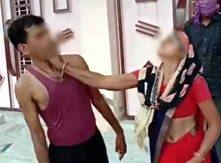 दरवाजा खोलते ही पति के साथ दिखी प्रेमिका, पत्नी ने दोनों को धुना