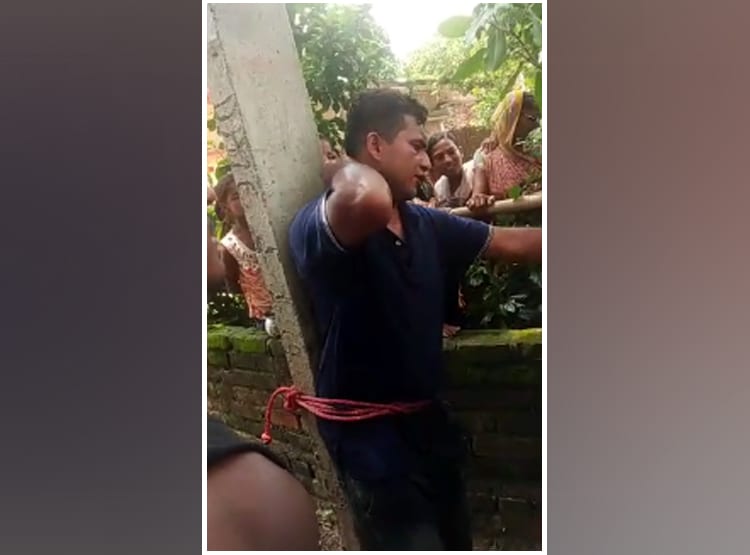 प्रेमी की पिटाई से तंग प्रेमिका ने खंभे से बांधकर झाड़ू से पीटा