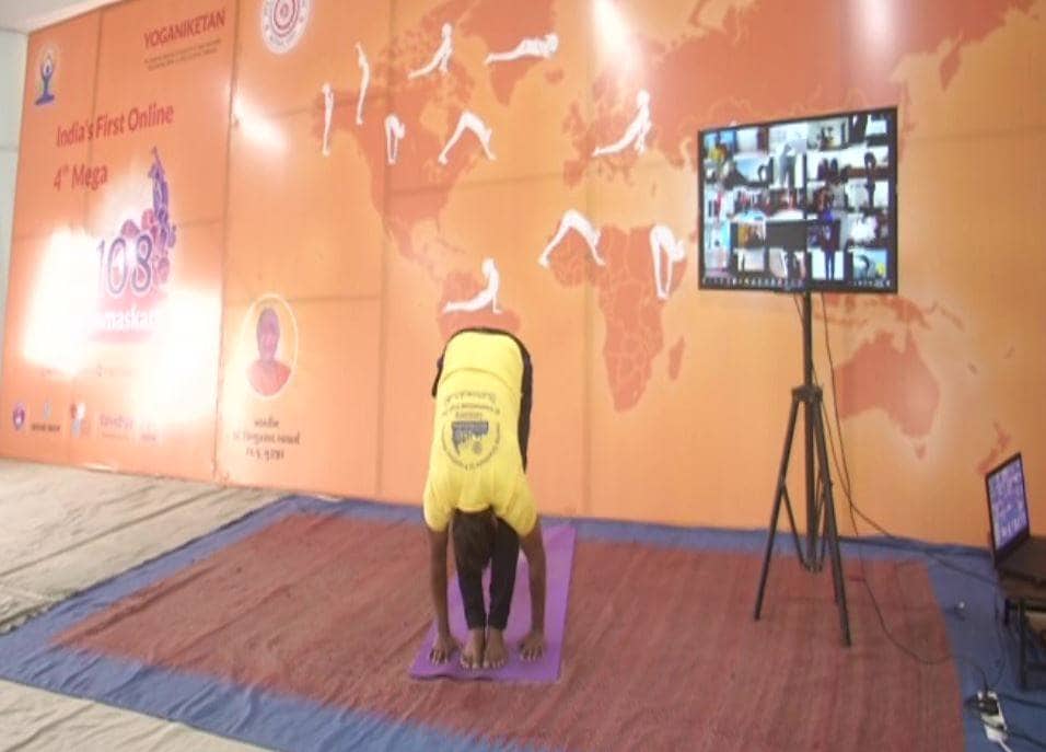 कोरोना ने किया मजबूर, फिर भी पूरी दुनिया में योग दिवस की धूम