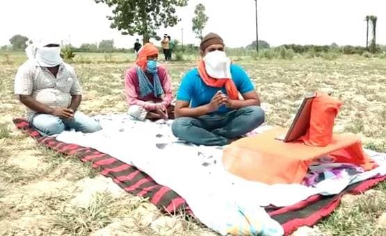 न्याय की गुहार: मुस्लिम किसान ने अपने खेत में की CM योगी की पूजा