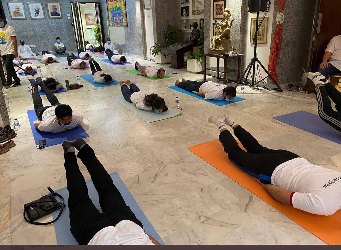 कोरोना ने किया मजबूर, फिर भी पूरी दुनिया में योग दिवस की धूम