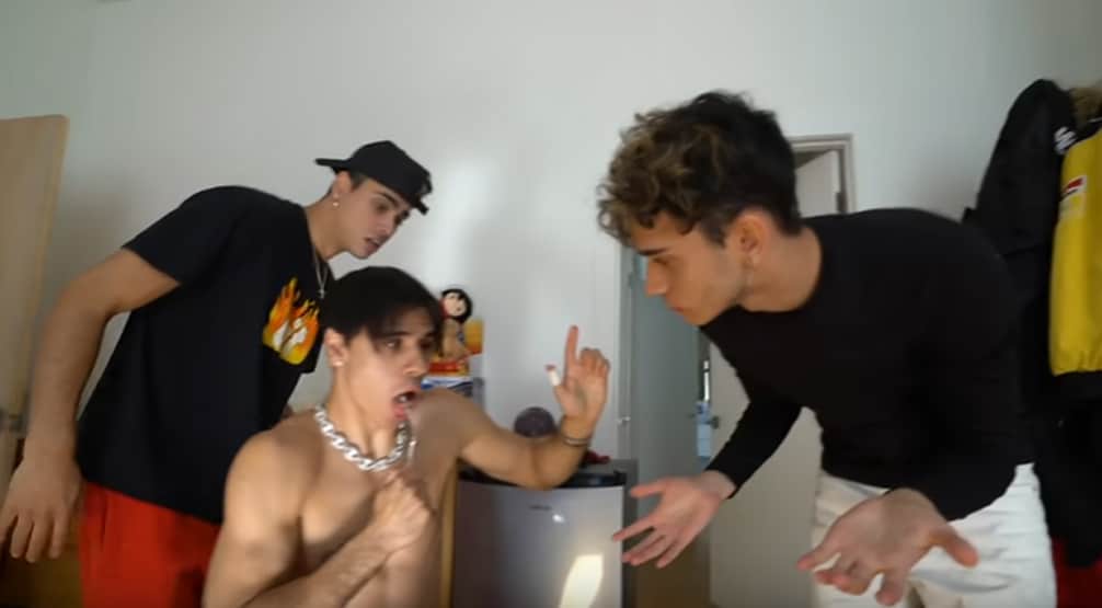 खाना खाते वक्त जीभ में फंसा कांटा-चम्मच, सच खुला तो भड़क गए सब