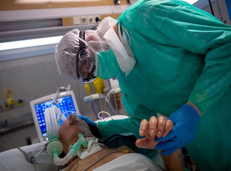 कोरोना मरीज को हुआ लकवा, पहली बार ऐसा बदलाव देख डॉक्टर परेशान