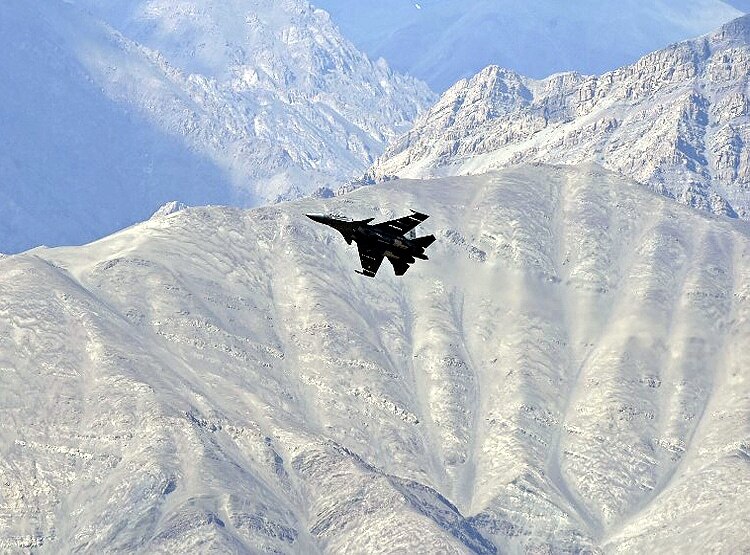 घिर गया चीन, पहाड़ों में भारत के लड़ाकू विमान...समंदर में अमेरिकी युद्धपोत