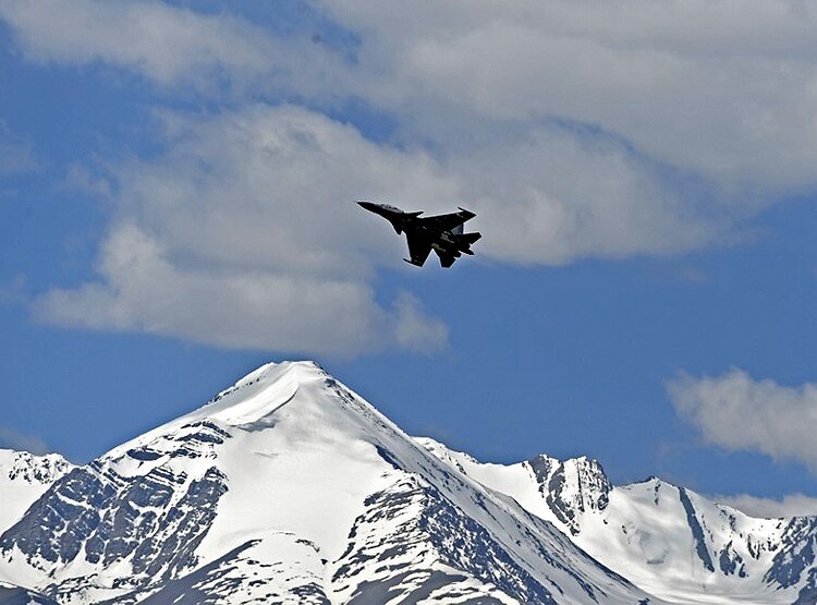 घिर गया चीन, पहाड़ों में भारत के लड़ाकू विमान...समंदर में अमेरिकी युद्धपोत