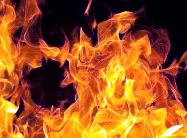 मां-बाप को कमरे में बंद कर चाचा ने जलाया, बेटी ने बताया खौफनाक मंजर