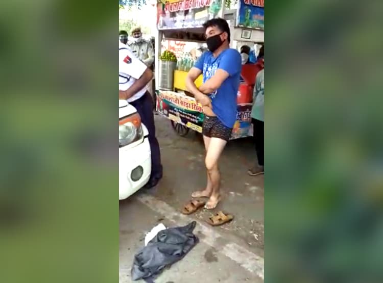 हेलमेट न होने पर चालान, शख्स ने भीड़ के सामने उतारे कपड़े