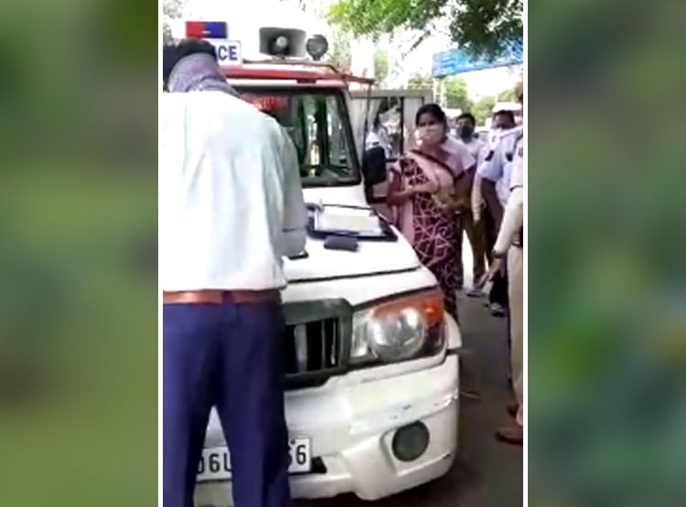 हेलमेट न होने पर चालान, शख्स ने भीड़ के सामने उतारे कपड़े