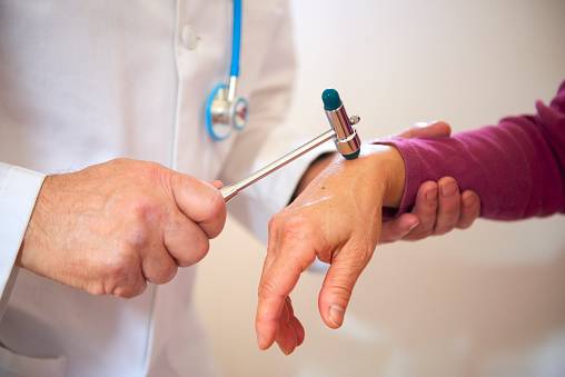 सर्दी-खांसी से पहले कोरोना के ये लक्षण आ सकते नजर, स्टडी में दावा