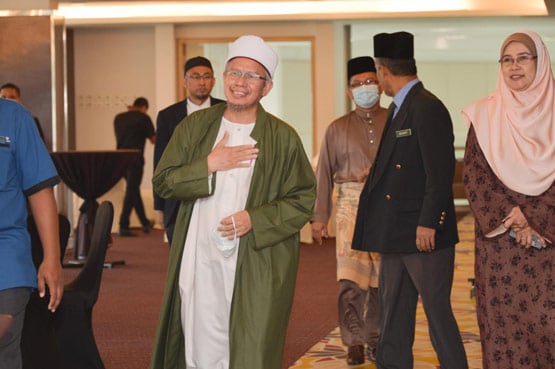 मलेशियाई मंत्री बोले- ट्रांसजेंडरों को सही रास्ते पर लाने के लिए करो गिरफ्तारी, विवाद