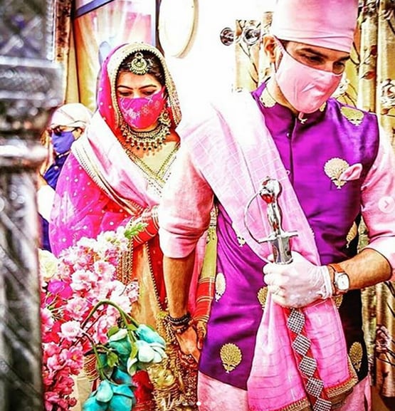 न्यूलीवेड संगीता ने शेयर की विदाई की तस्वीरें, भाई के गले लगकर खूब रोईं