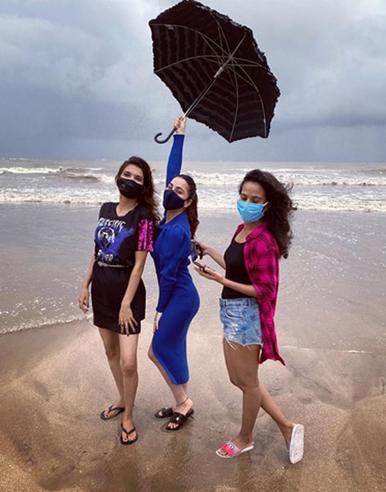 4 महीने बाद कुंडली भाग्य फेम श्रद्धा की बीच आउटिंग, गर्ल गैंग संग आईं नजर