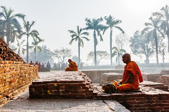 चीन की आंखों में क्यों चुभते हैं भारत में रह रहे बौद्ध गुरु दलाई लामा?