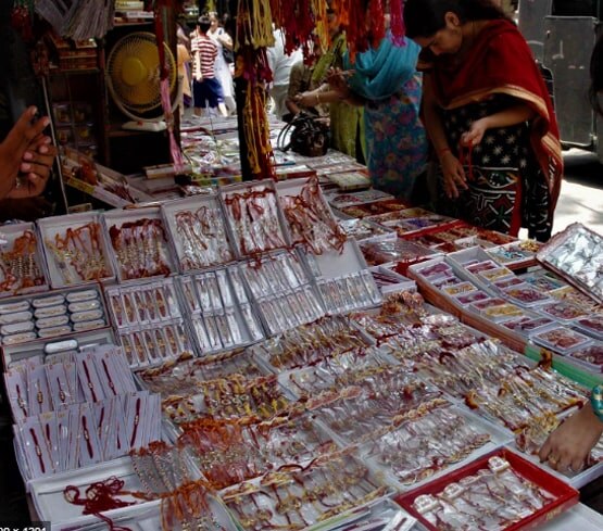 भूलकर भी अपने भाई को ना बांधें ऐसी राखी, मानी जाती है अशुभ