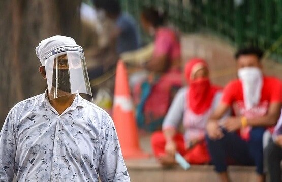 मॉनसून और सर्दियों में भारत में बढ़ सकता है कोरोना, स्टडी में दावा