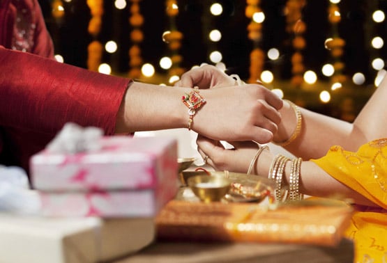भूलकर भी अपने भाई को ना बांधें ऐसी राखी, मानी जाती है अशुभ