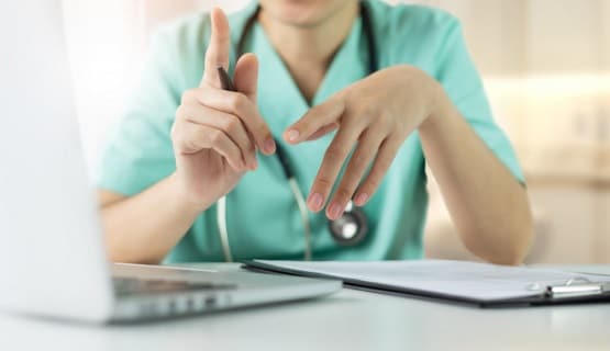 पाकिस्तान: मरीज बनकर कर रहे गंदे मैसेज, डॉक्टर बोलीं- इस समय भी ऐसी सनक