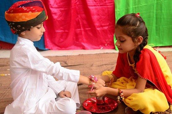 भूलकर भी अपने भाई को ना बांधें ऐसी राखी, मानी जाती है अशुभ